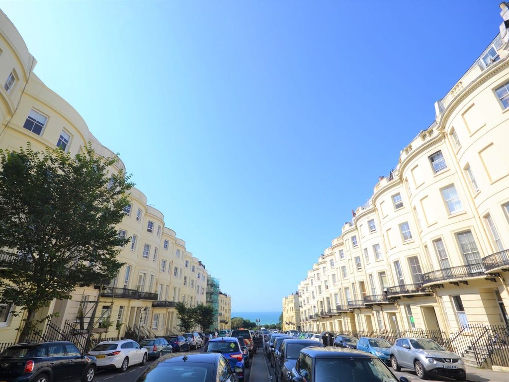 3 bed flat to rent in Brunswick Place, Hove BN3, £1,900 pcm