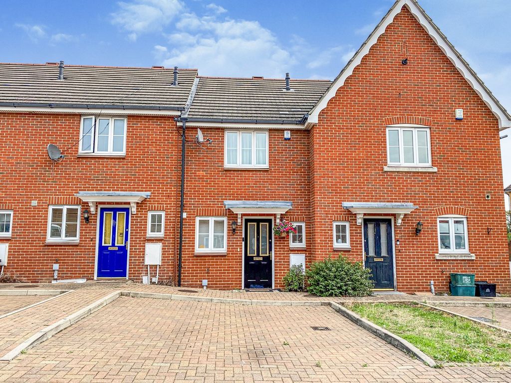 2 bed terraced house for sale in Abbey Road, Newbury Park IG2, £400,000