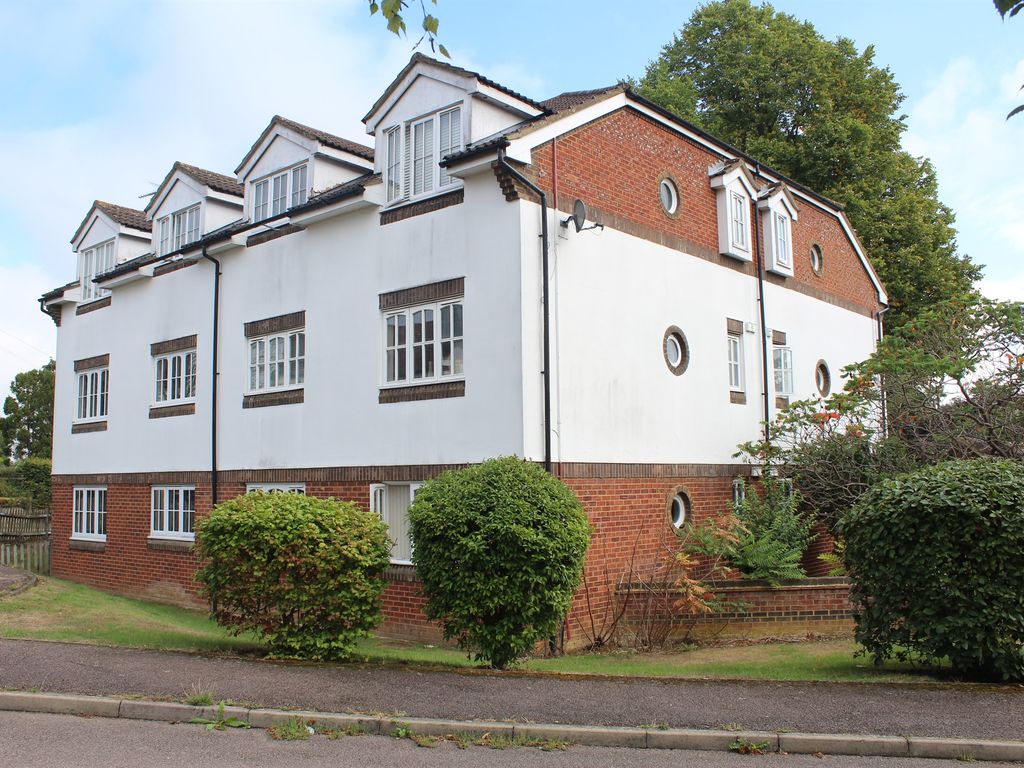 1 bed flat for sale in Rosemont Close, Letchworth Garden City SG6, £135,000