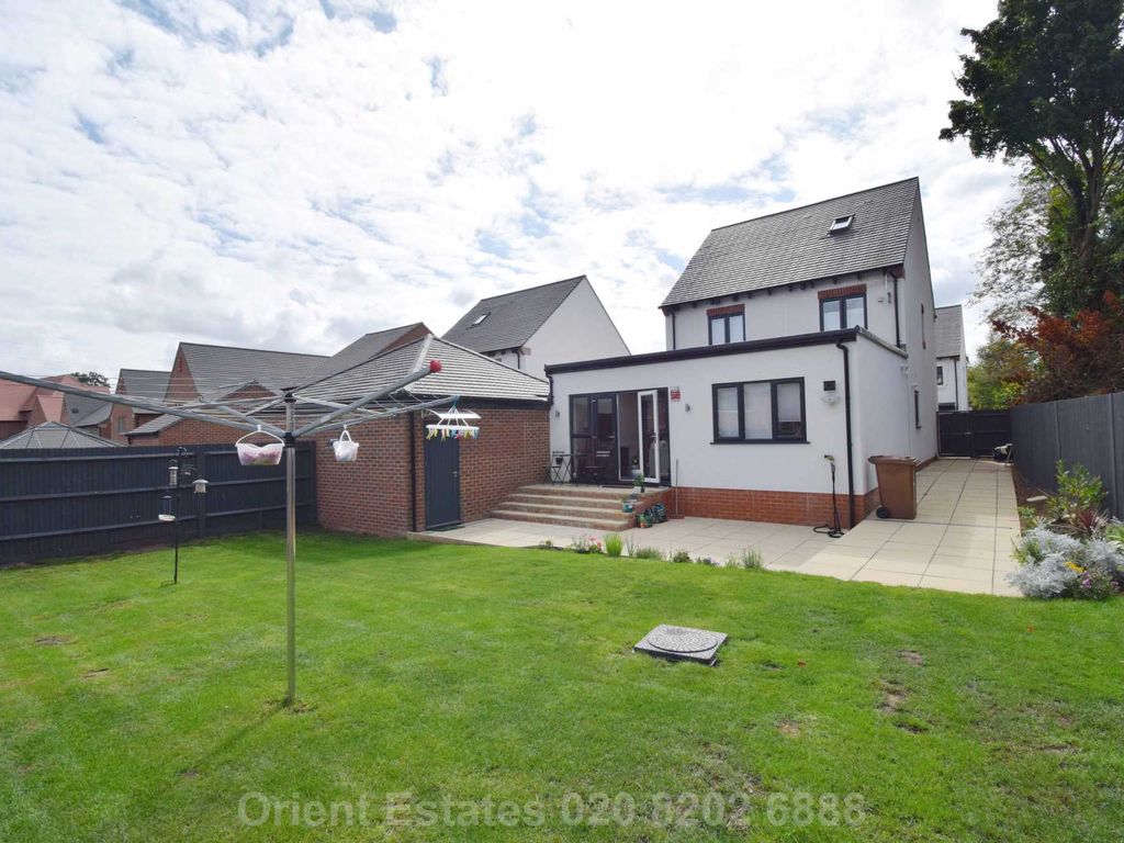 5 bed detached house for sale in Anvil Avenue, Watford WD25, £925,000