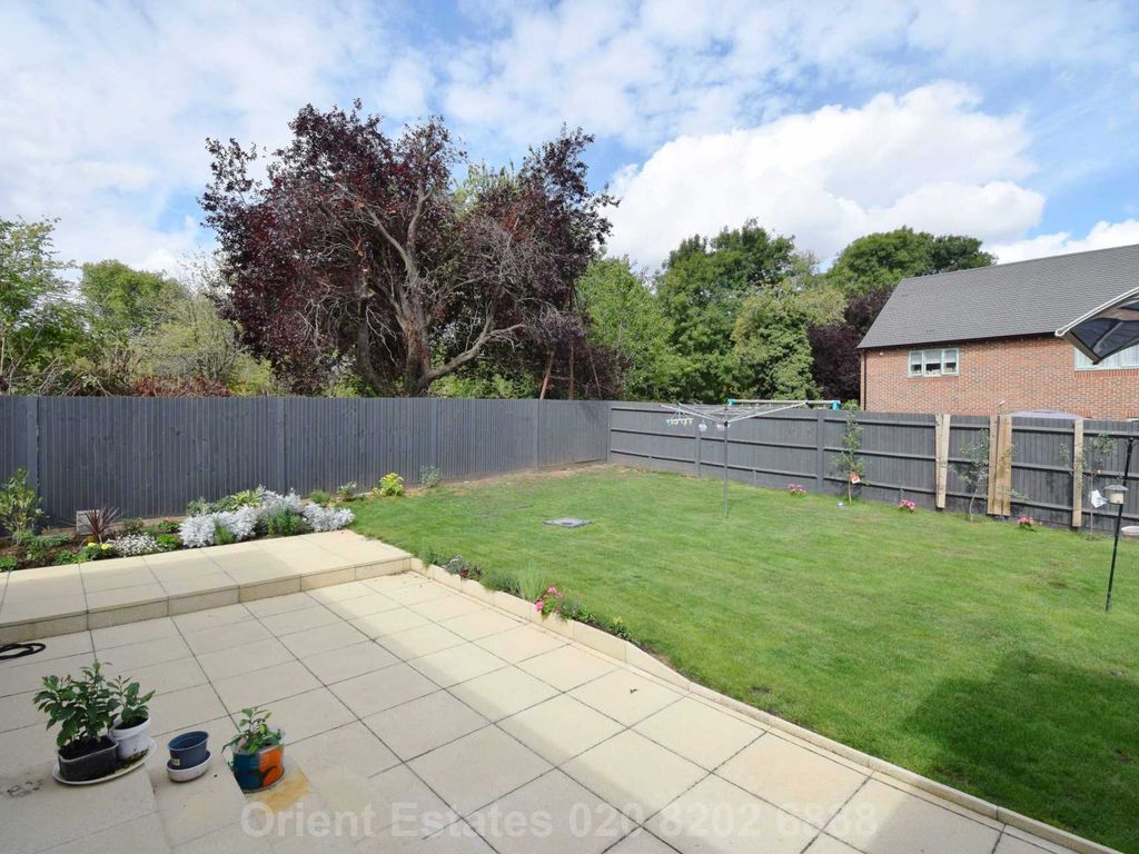 5 bed detached house for sale in Anvil Avenue, Watford WD25, £925,000