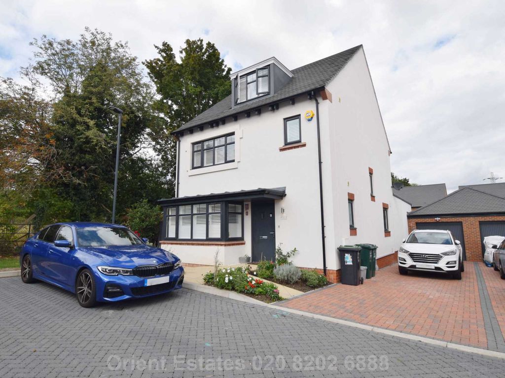 5 bed detached house for sale in Anvil Avenue, Watford WD25, £925,000