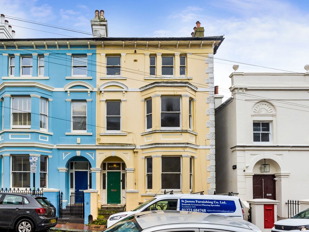 2 bed flat for sale in College Road, Brighton BN2, £400,000