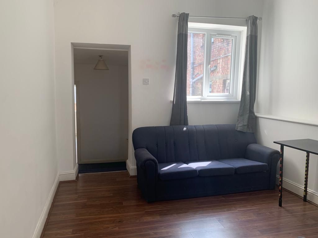 2 bed flat to rent in Turnpike Lane, London N8, £1,550 pcm