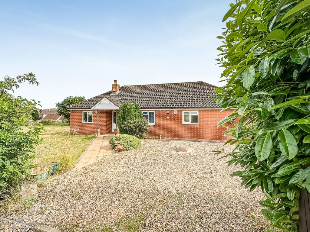 3 bed detached bungalow for sale in Park Road, Spixworth, Norwich NR10, £475,000