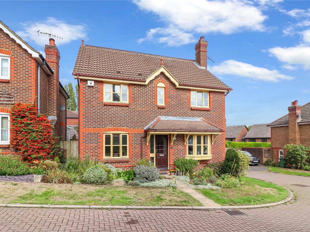 4 bed detached house for sale in Regent Close, Kings Langley WD4, £800,000