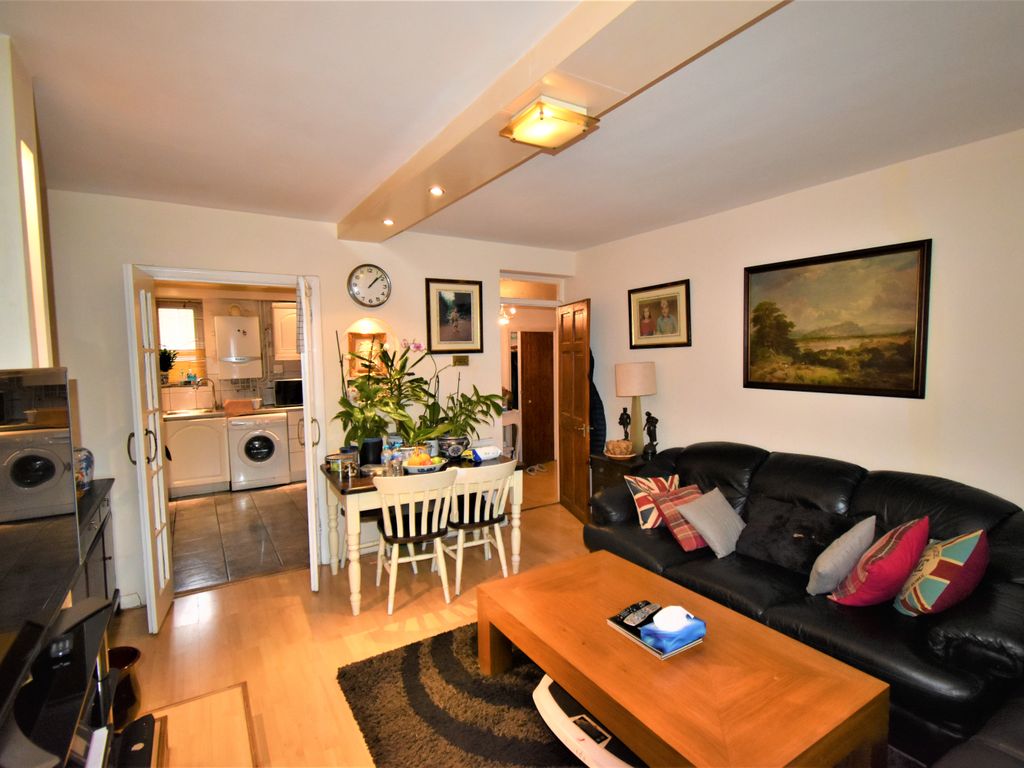 3 bed flat for sale in Rayburn Court, Milson Rd, Hammersmith & Fulham W14, £624,950