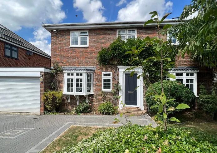 5 bed detached house to rent in Illingworth, Windsor SL4, £4,000 pcm