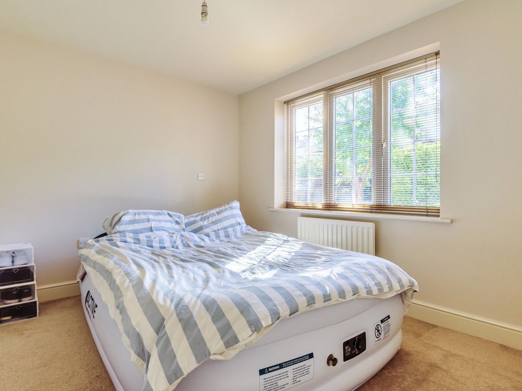 2 bed maisonette for sale in Amber Close, County Gate, Barnet EN5, £450,000