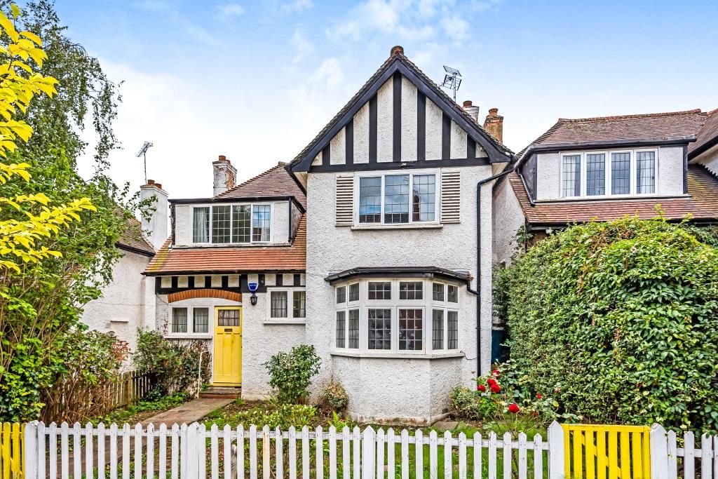 4 bed detached house for sale in North Crescent, Finchley N3, £900,000