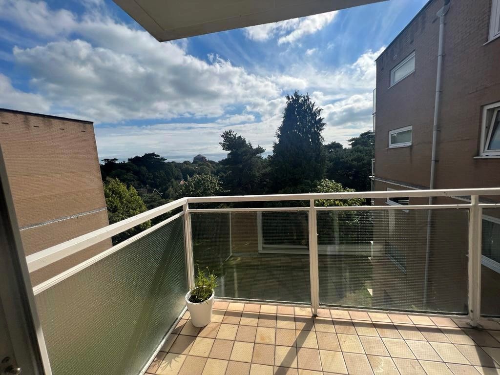 2 bed flat to rent in St. Valerie Road, Bournemouth BH2, £1,375 pcm