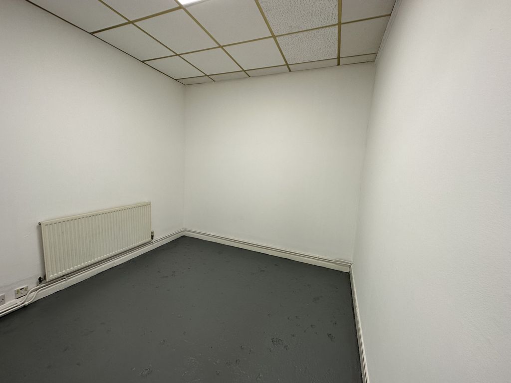 Warehouse to let in Norwood Green, Southall, Greater London UB2, £32,400 pa