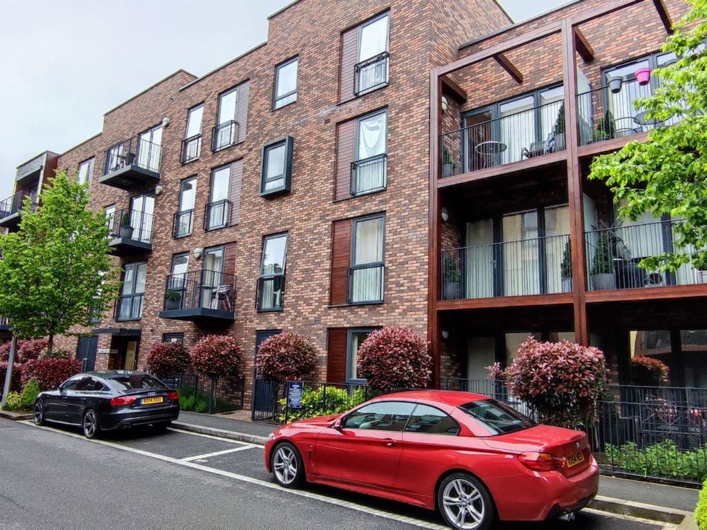 1 bed flat for sale in Attlee Court, Unwin Way, Stanmore HA7, £350,000