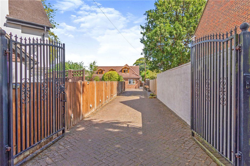 5 bed detached house for sale in Hayes Lane, Kenley CR8, £900,000