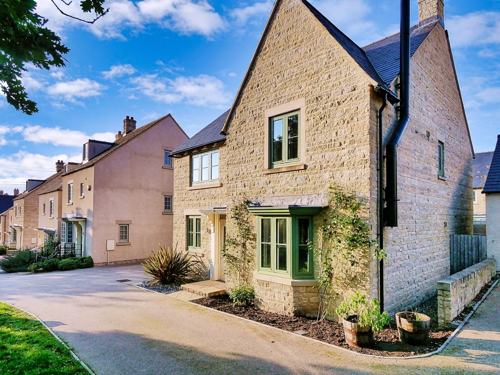 4 bed detached house to rent in Clappen Close, Cirencester GL7, £2,675 pcm