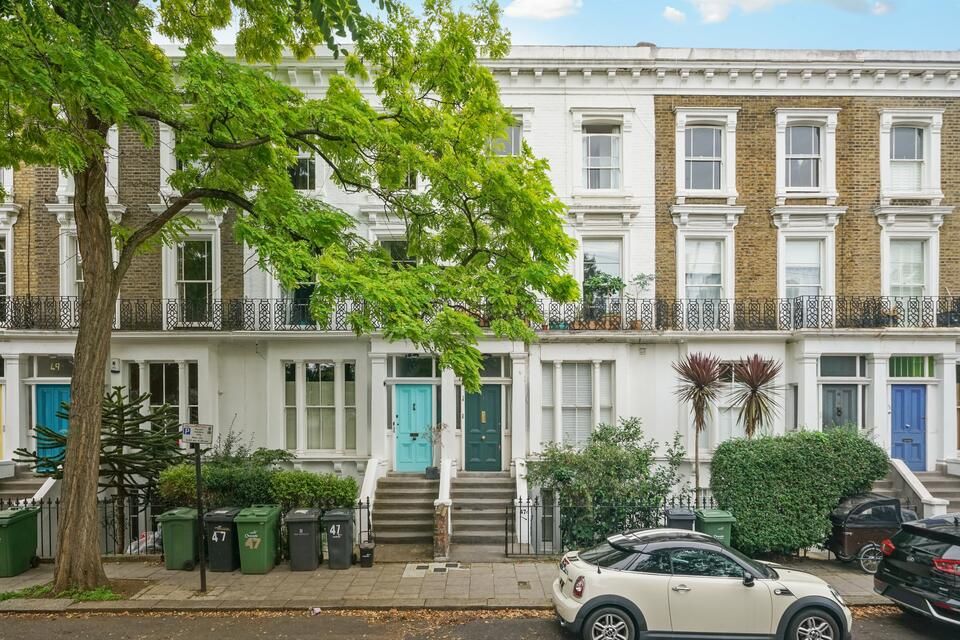2 bed flat for sale in Thorne Road, London SW8, £720,000