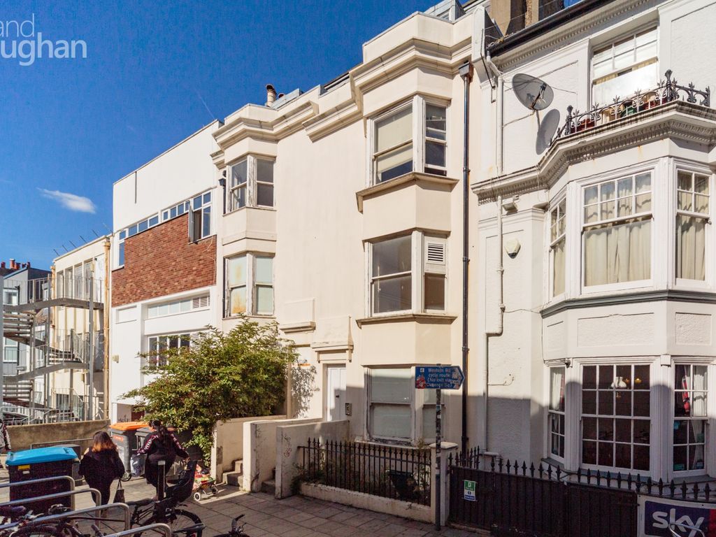 Studio to rent in Clarence Square, Brighton, East Sussex BN1, £775 pcm