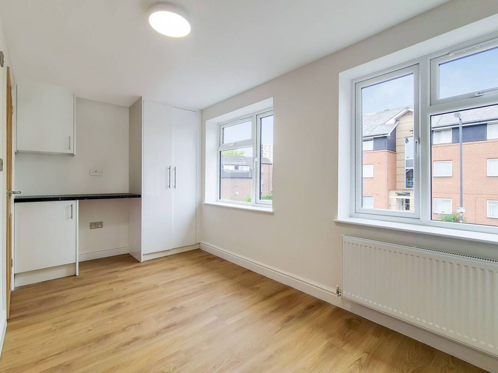 Studio to rent in Byron Road, Wealdstone, Harrow HA3, £1,100 pcm