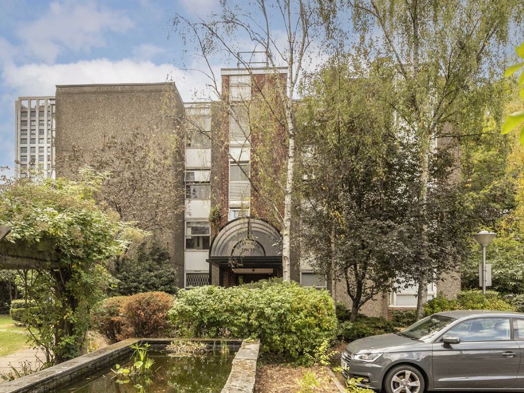 2 bed flat for sale in Sullivan Close, London SW11, £385,000