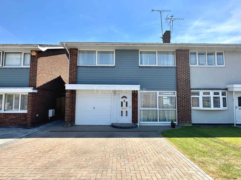 4 bed semi-detached house for sale in Homefield Close, Billericay CM11, £450,000