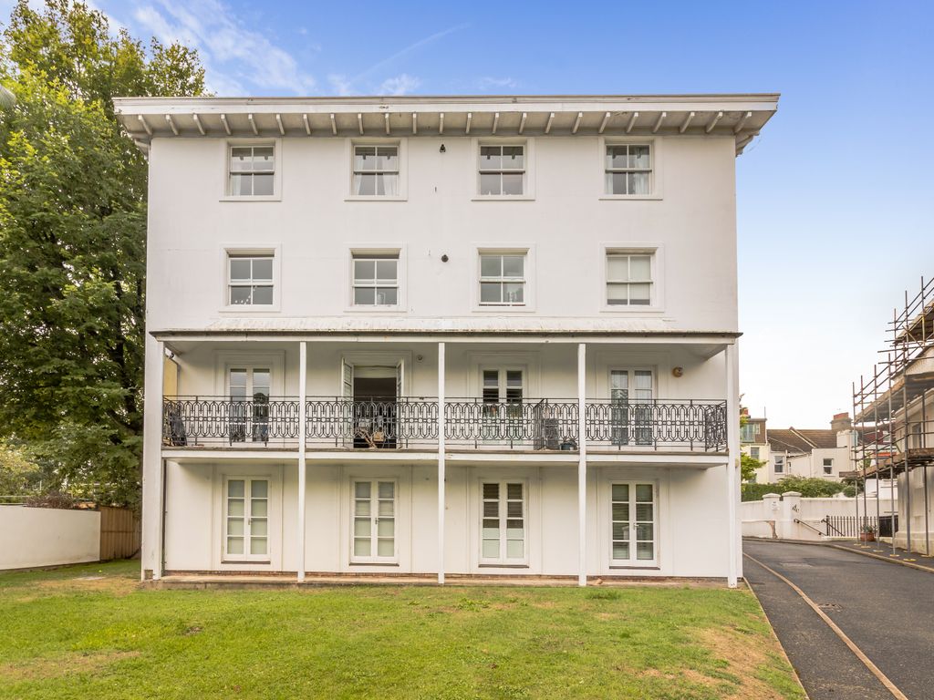 3 bed flat for sale in West Drive, Brighton BN2, £375,000