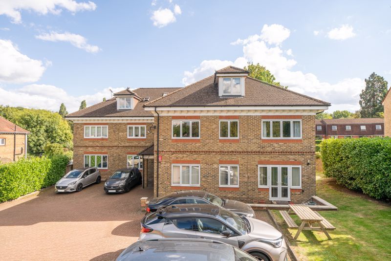 2 bed flat for sale in Money Hill Road, Rickmansworth WD3, £425,000