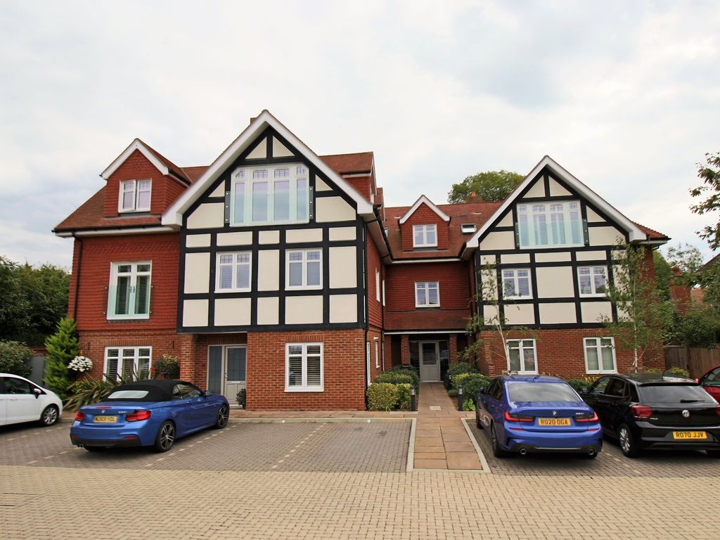 2 bed flat to rent in Shoppenhangers Road, Maidenhead, Berkshire SL6, £2,000 pcm