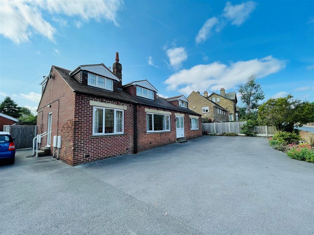 7 bed detached house for sale in Station Road, Ossett WF5, £399,995