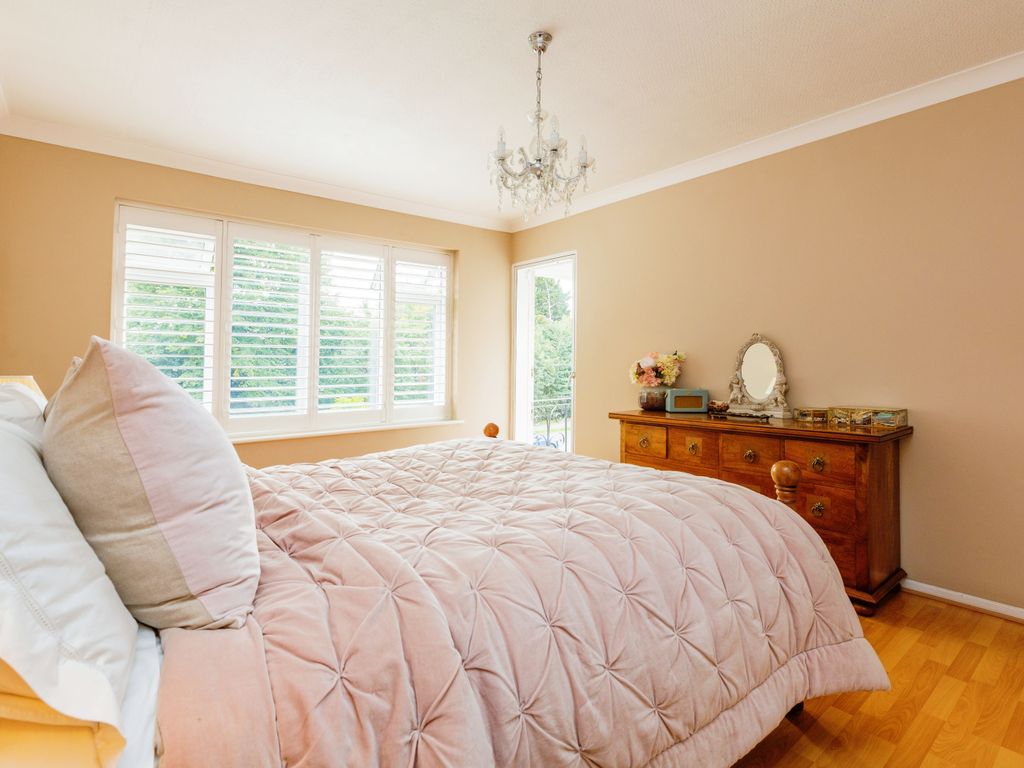 2 bed maisonette for sale in Bramley Road, Oakwood N14, £495,000