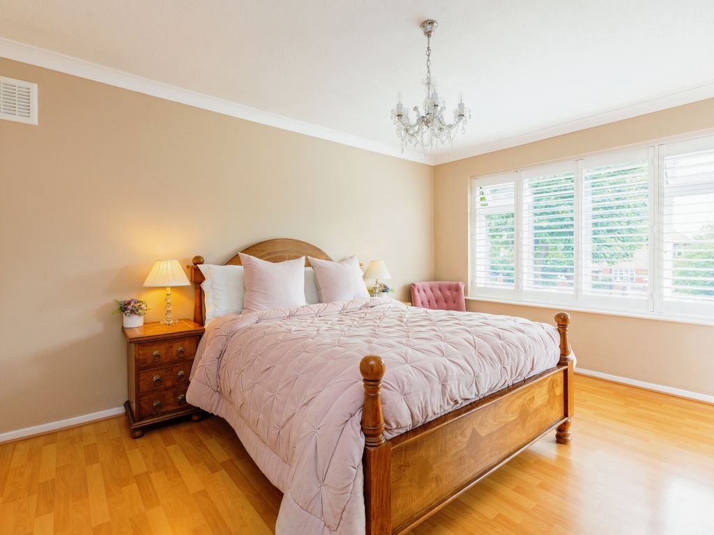 2 bed maisonette for sale in Bramley Road, Oakwood N14, £495,000