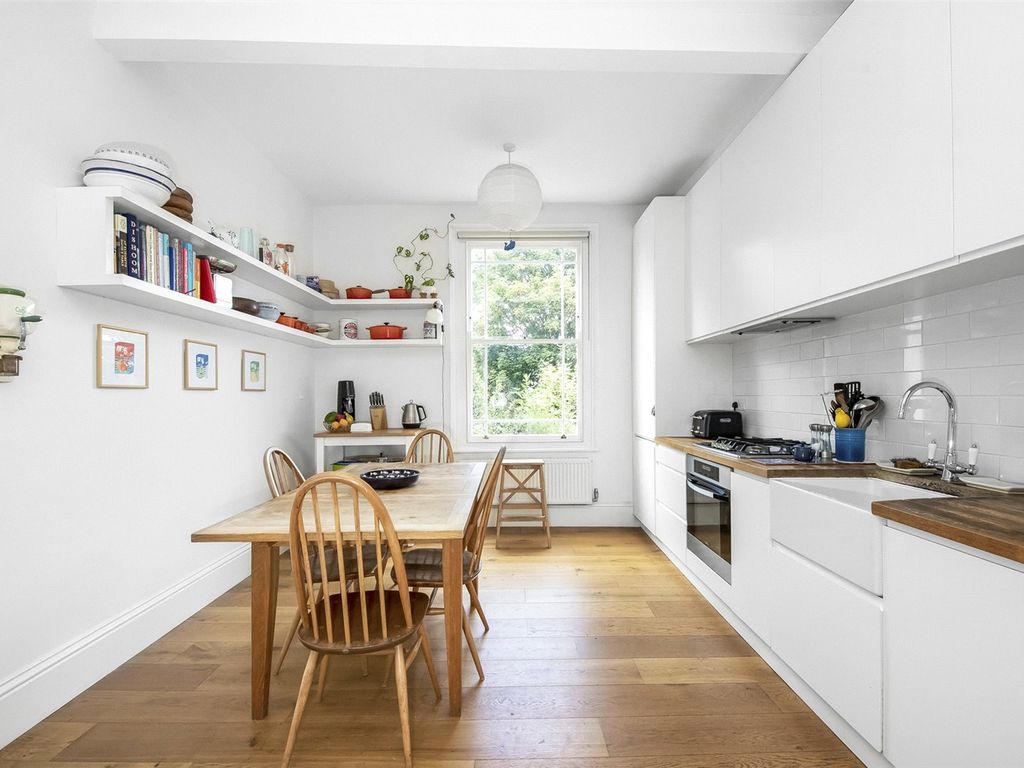 3 bed flat for sale in New Cross Road, New Cross SE14, £650,000