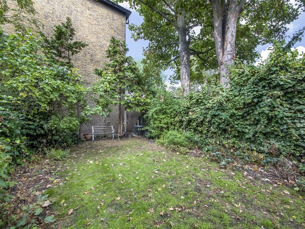 3 bed flat for sale in New Cross Road, New Cross SE14, £650,000