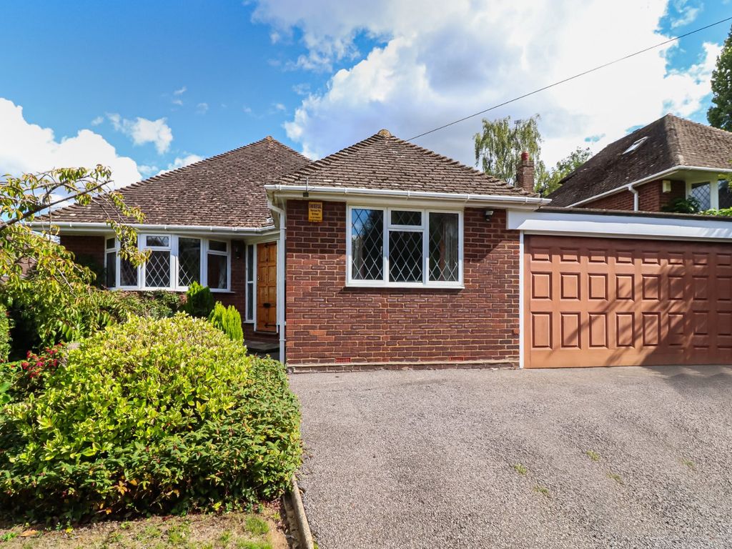 3 bed property for sale in Parsonage Road, Chalfont St. Giles HP8, £575,000