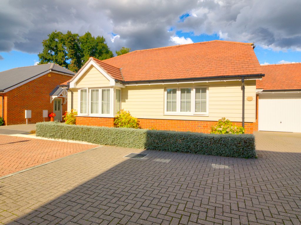 2 bed detached bungalow for sale in The Weavers, Headcorn, Ashford TN27, £450,000