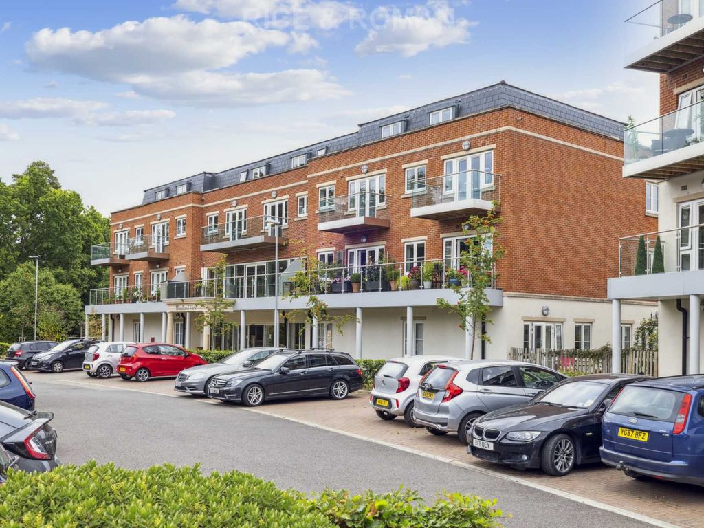 New home, 2 bed flat for sale in Lynwood Village, Ascot SL5, £495,000
