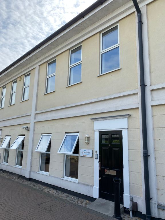 Office to let in Station Road, Hampton TW12, £17,000 pa