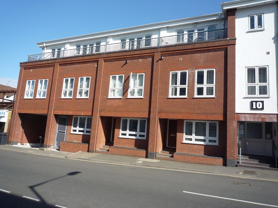 1 bed flat for sale in Stoke Gardens, Slough SL1, £174,950