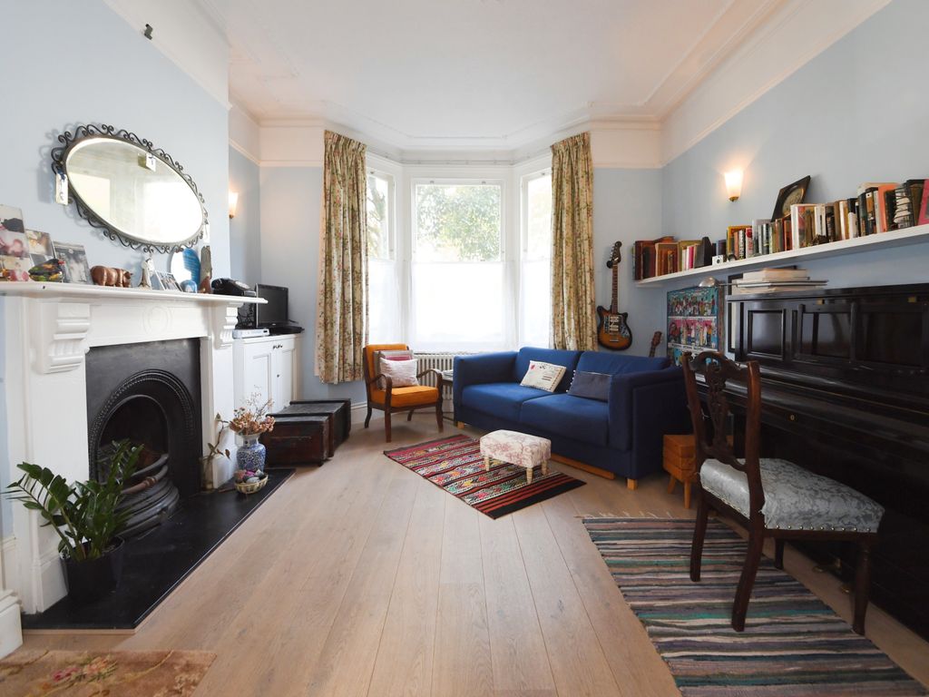 2 bed flat for sale in Bayford Road, London NW10, £615,000
