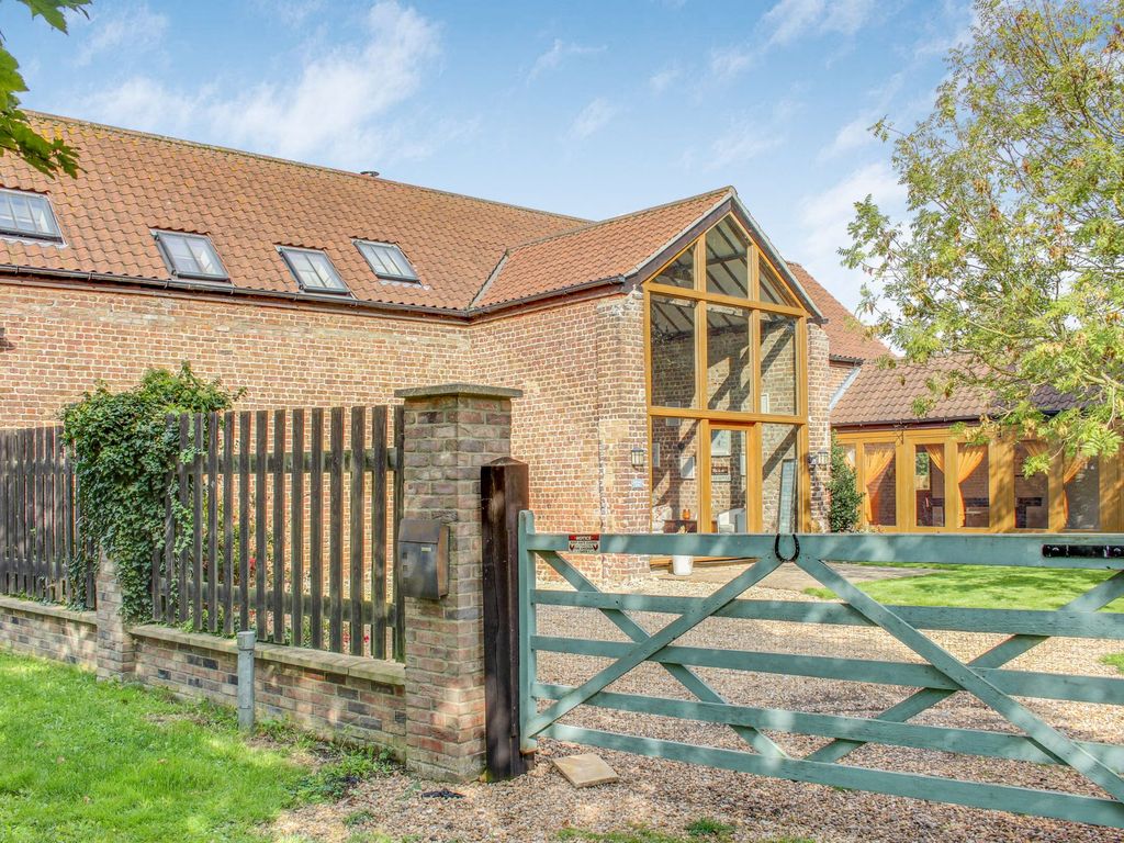 3 bed barn conversion for sale in High Road, Guyhirn PE13, £650,000
