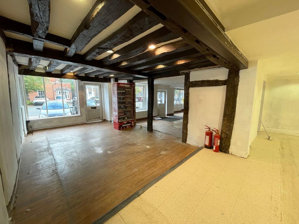Retail premises to let in 30-32 London End, Beaconsfield, Buckinghamshire HP9, Non quoting