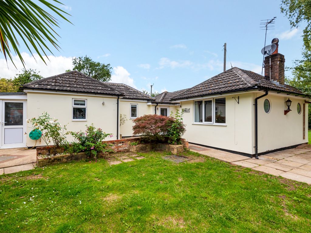 3 bed bungalow for sale in Faberstown, Ludgershall, Andover SP11, £375,000