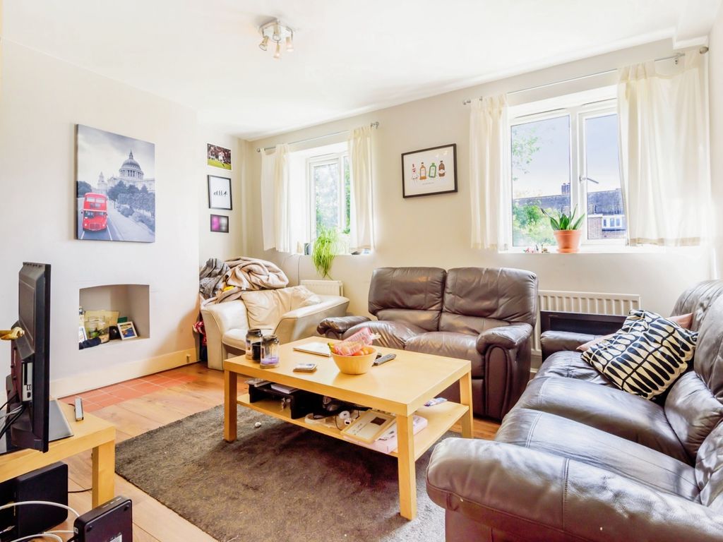 3 bed flat for sale in Wandle Way, London SW18, £400,000