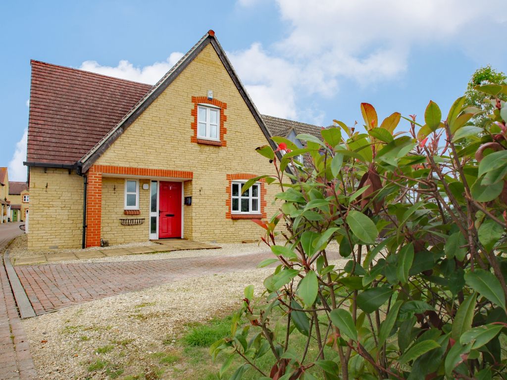 5 bed detached bungalow for sale in Hardingham Close, Carterton, Oxfordshire OX18, £500,000