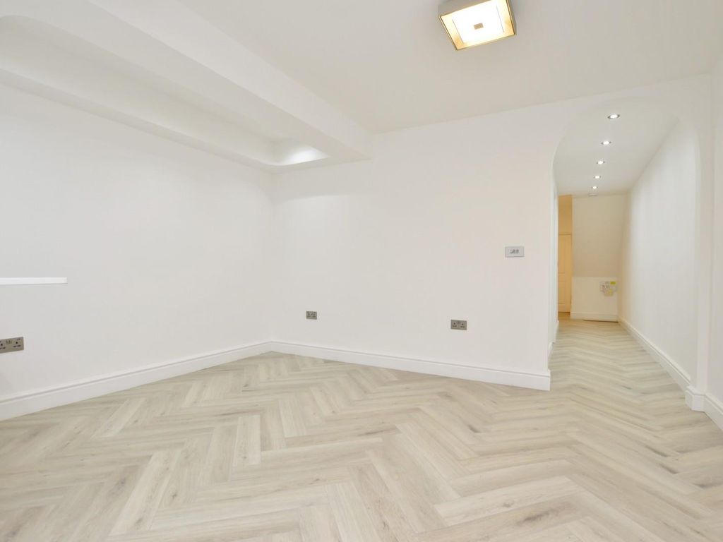 2 bed flat for sale in New City Road, London E13, £340,000