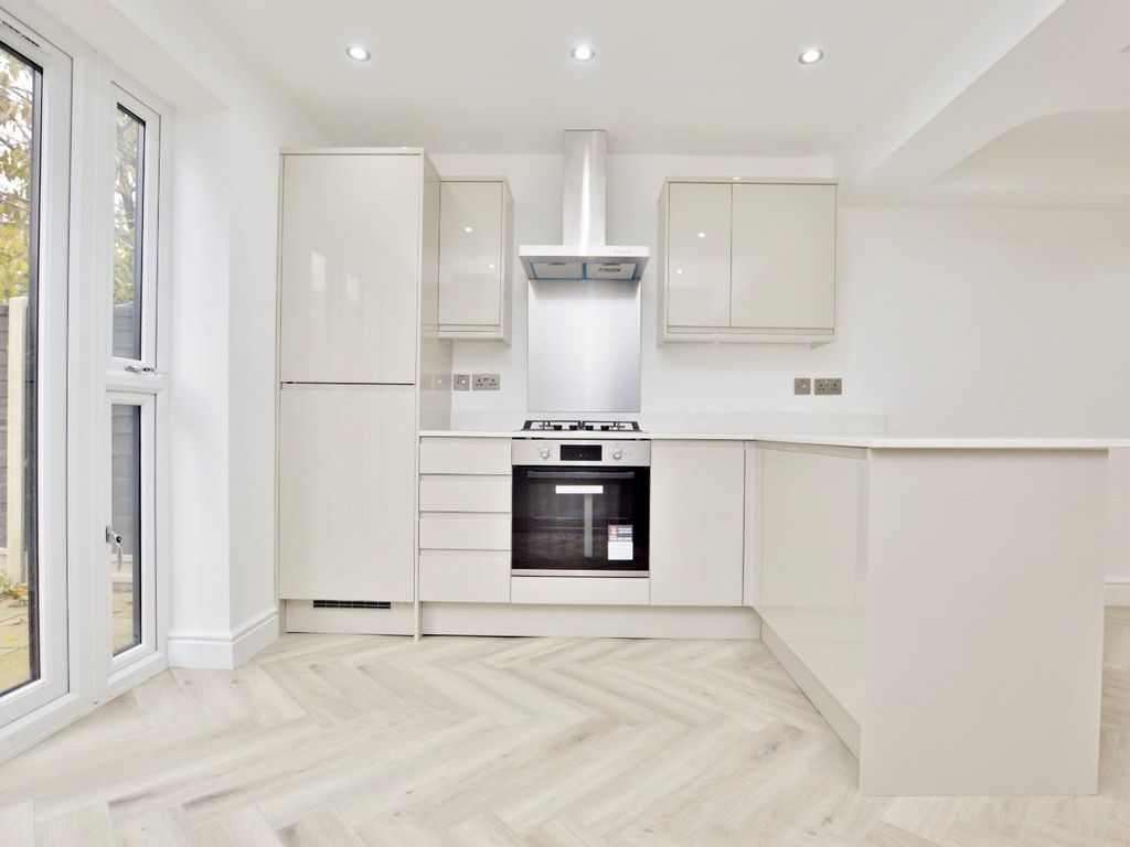2 bed flat for sale in New City Road, London E13, £340,000