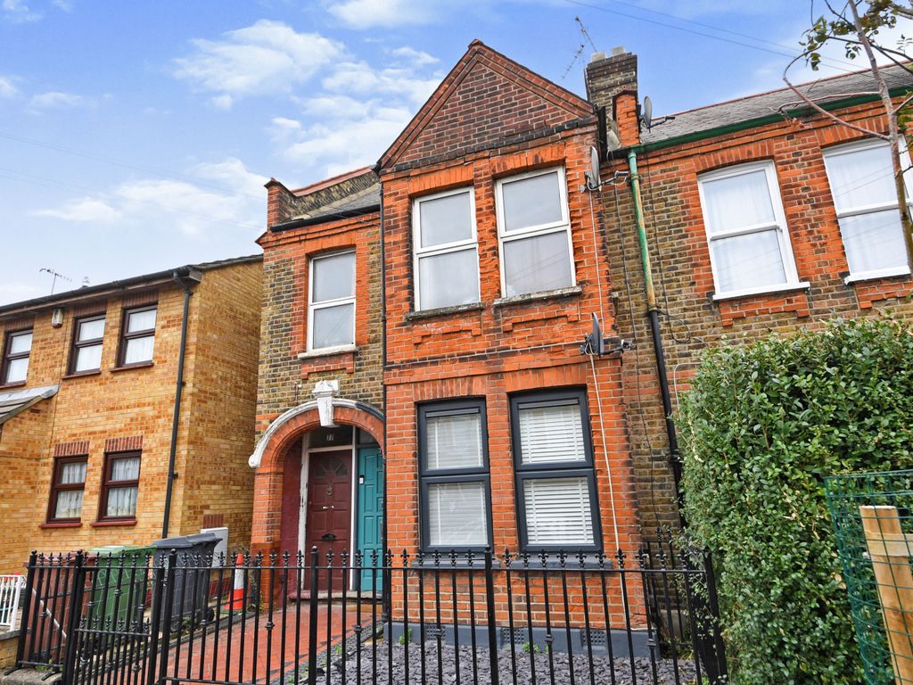 2 bed flat for sale in Hitcham Road, Walthamstow, London E17, £300,000