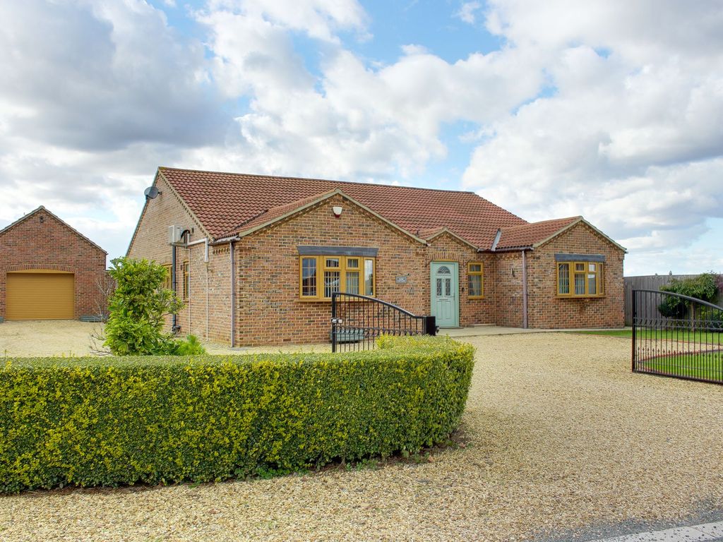 4 bed detached bungalow for sale in Ringers Lane, Leverington PE13, £550,000