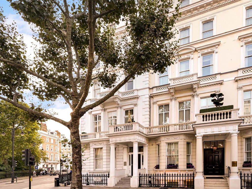 2 bed flat for sale in Queens Gate, South Kensington, London SW7, £950,000