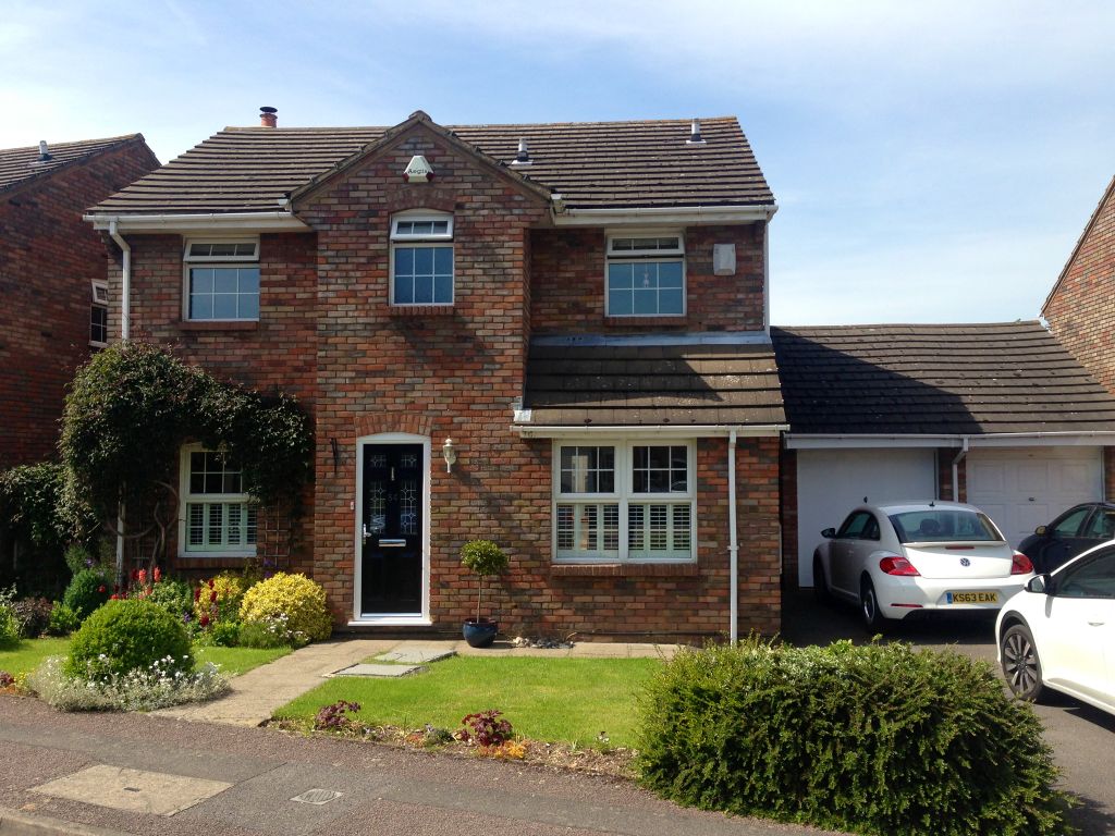 4 bed detached house to rent in Grove Gardens, Tring, Hertfordshire HP23, £2,500 pcm