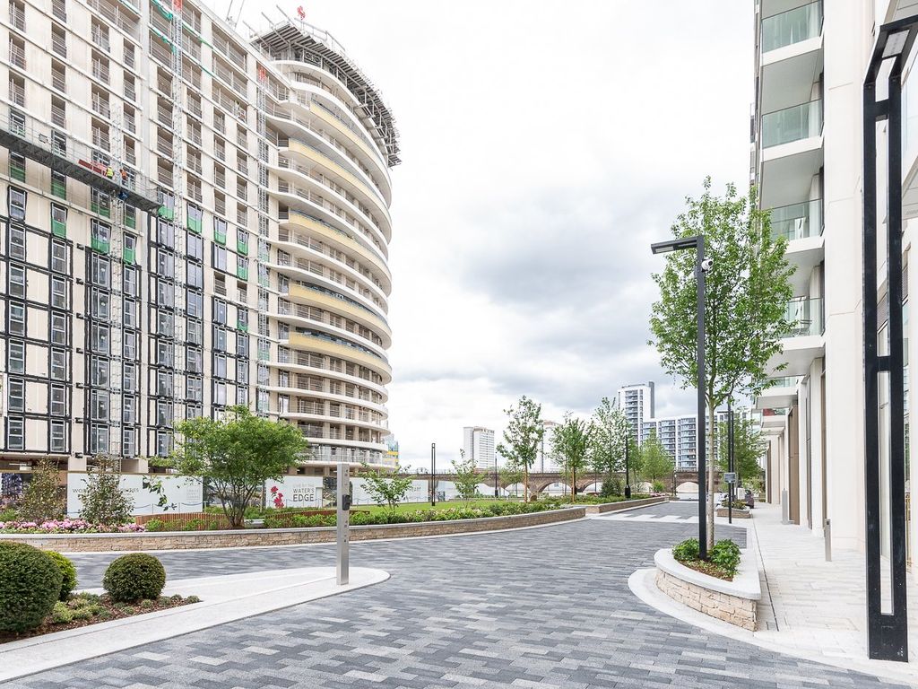 1 bed flat for sale in Cascade Way, White City W12, £810,000